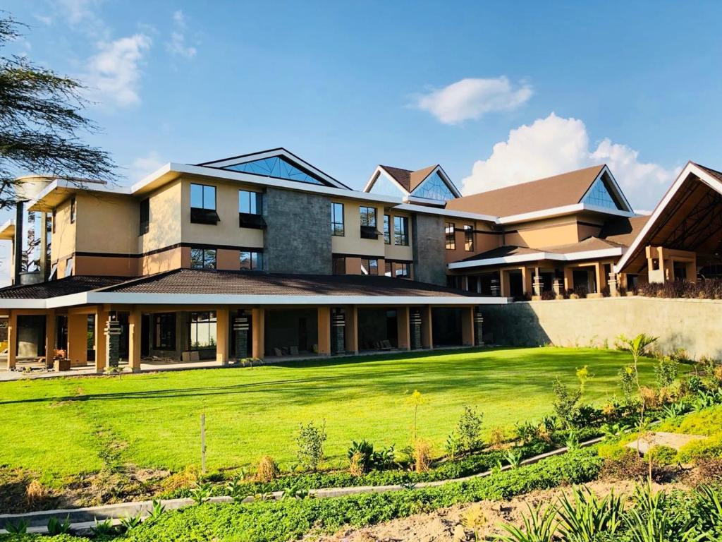 Midrange and Luxury Safari in Kenya